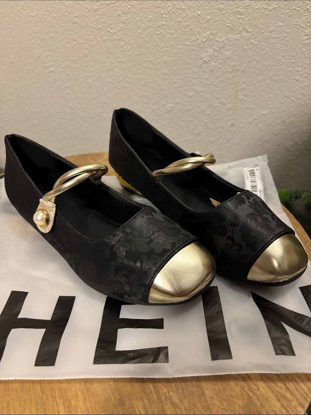9.5 women’s SHEIN gold toe shoes
